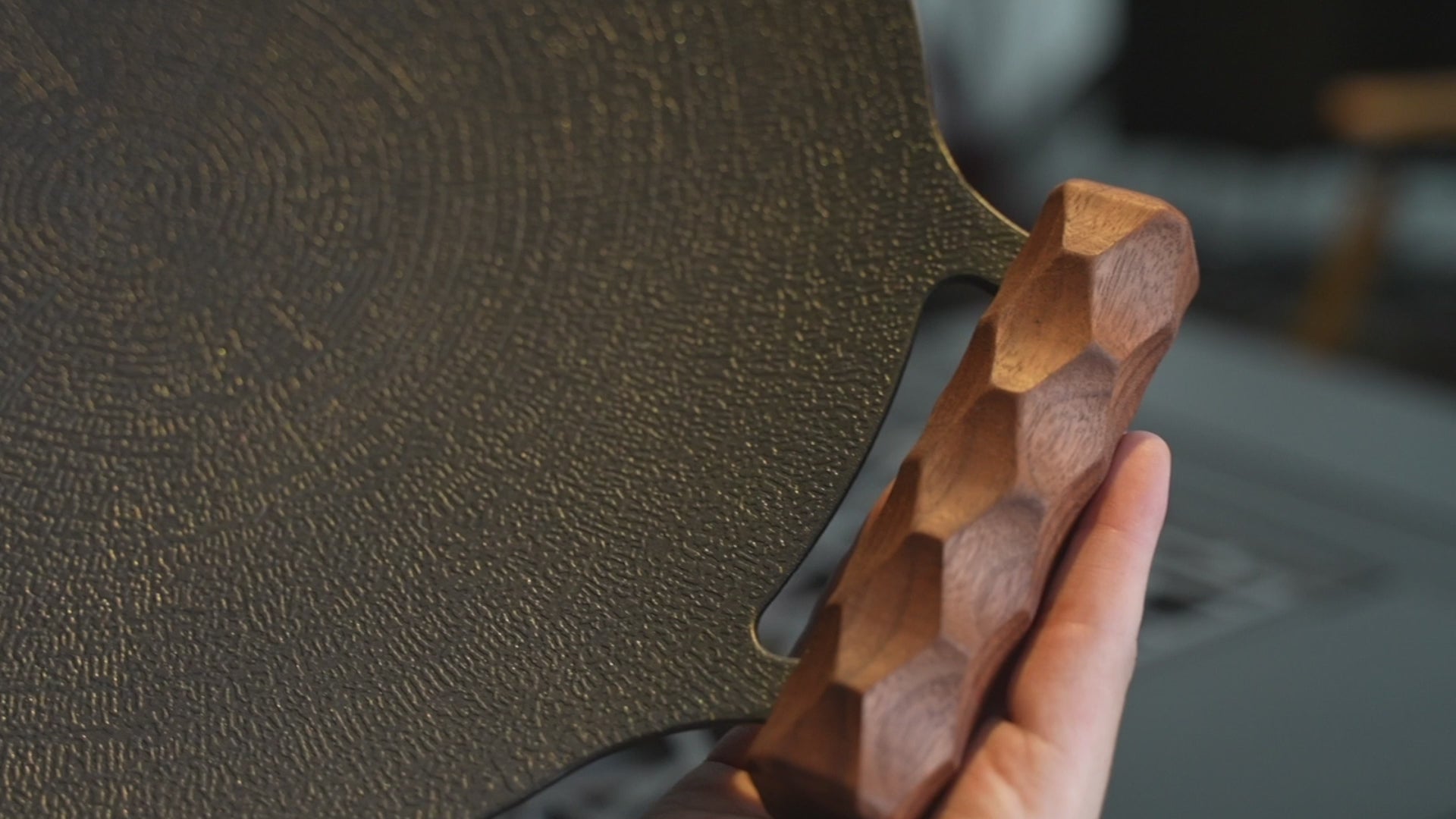 マルチグリドルパン 名栗加工 グリップ ブラックウォールナット – GRANDOOR